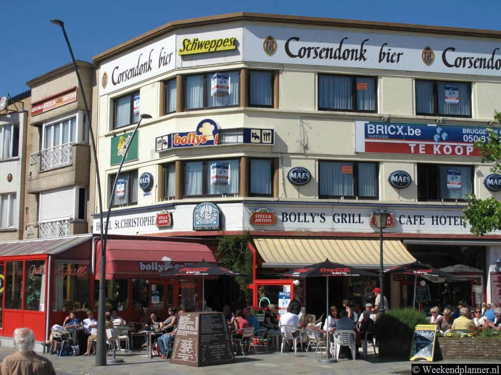 Bij Koning Leopold III Plein, bij de halte van de kusttram en vlakbij het station, liggen een aantal hotels en restaurants. Tip: Overnachten in Blankenberge.